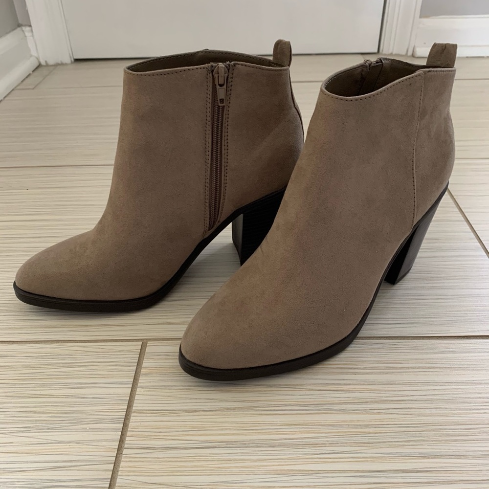 NWOT Sued booties.